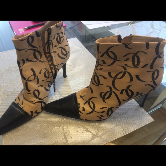 Gorgeous Chanel Lambskin Logo booties - Picture 2 of 7